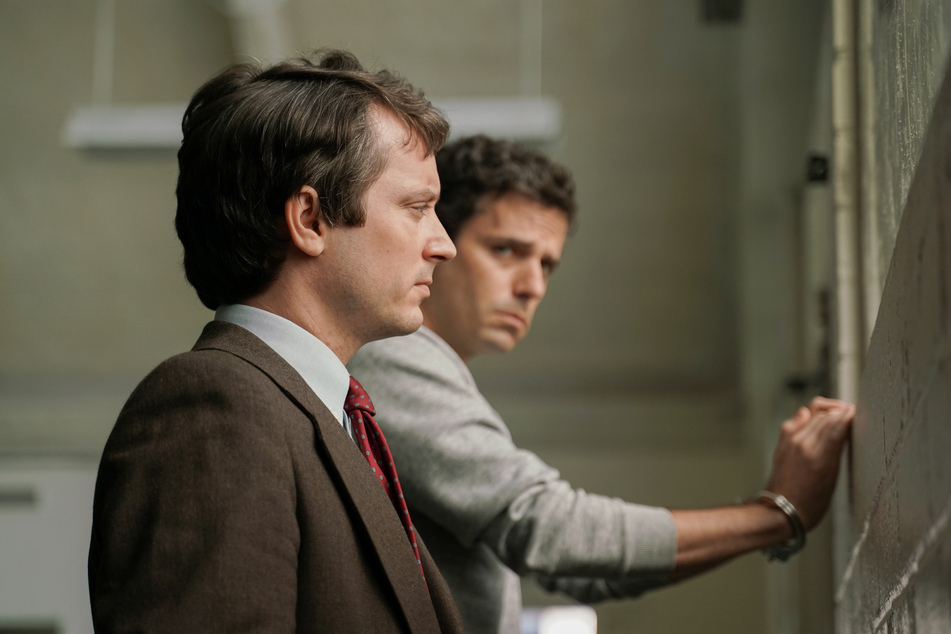 Luke Kirby (43) und Elijah Wood (l., 40) liefern in "Ted Bundy: No Man of God" großartige Leistungen ab.