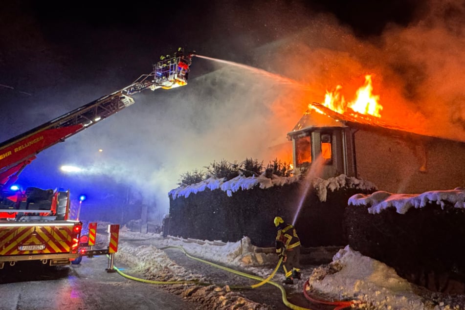 In der Nacht zu Samstag hat es in der Gemeinde Rellingen gebrannt. Ein Mehrfamilienhaus stand lichterloh in Flammen.