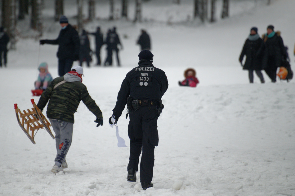 Nach dem großen Andrang in den vergangenen Tagen ist die Polizei in NRW-Wintersportorten im Dauereinsatz.