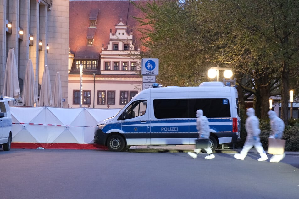 Spurensicherer untersuchen den Tatort.