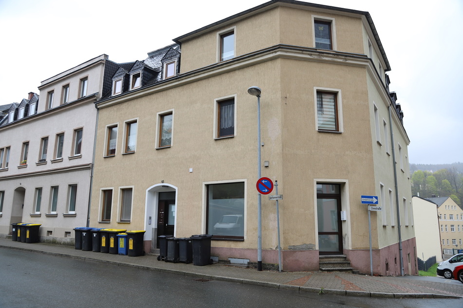 In diesem Mehrfamilienhaus in der Auerhammerstraße spielte sich der tödliche Familienstreit ab. Am Freitagabend wurde hier eine tote Frau (34) gefunden - offenbar vom eigenen Ehemann (48) umgebracht.