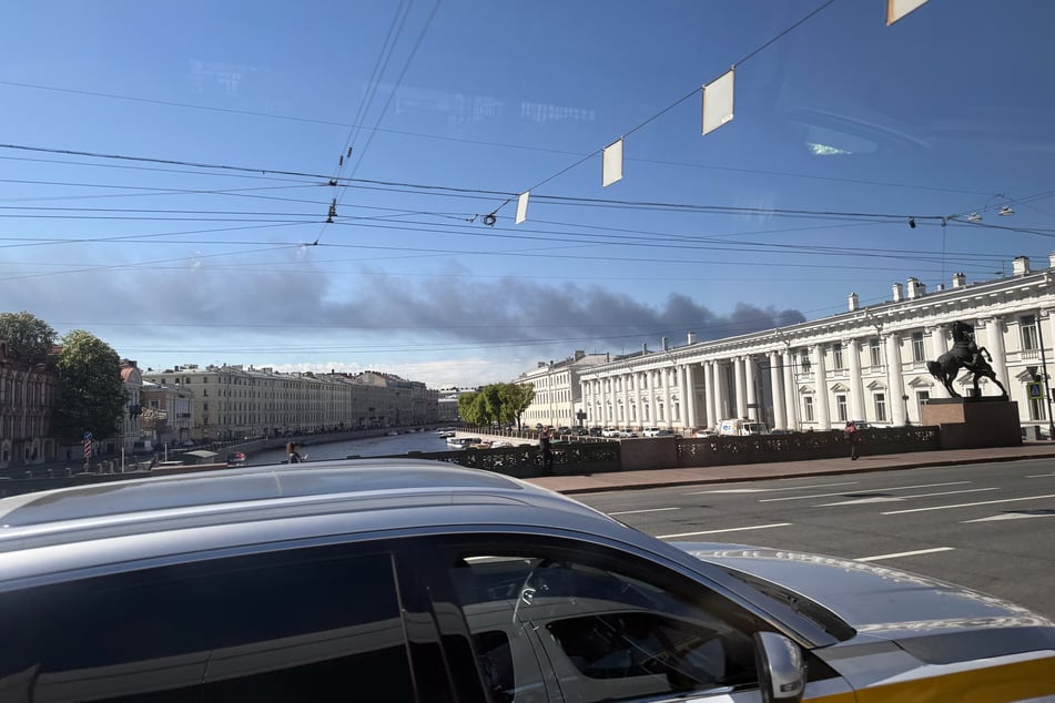 Noch immer erinnert dunkler Rauch am Himmel an die vergangenen Dronen-Attacken auf die Hafenstadt St. Petersburg ,in der Millionen Menschen leben.
