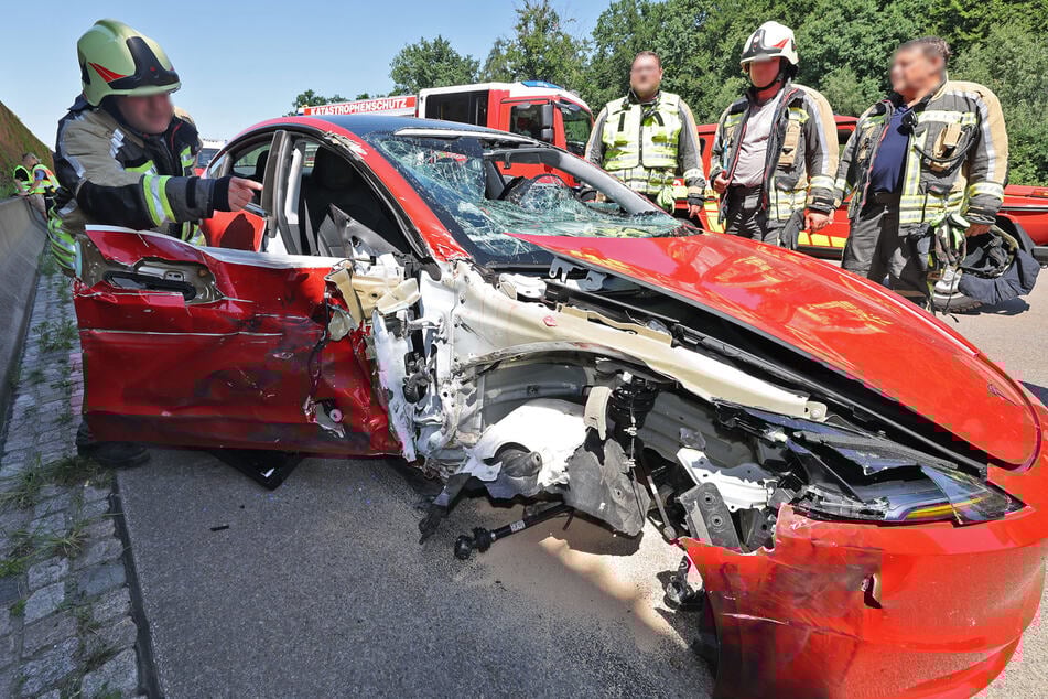 Unfall A4: Tesla-Unfall auf A4 sorgt für Vollsperrung