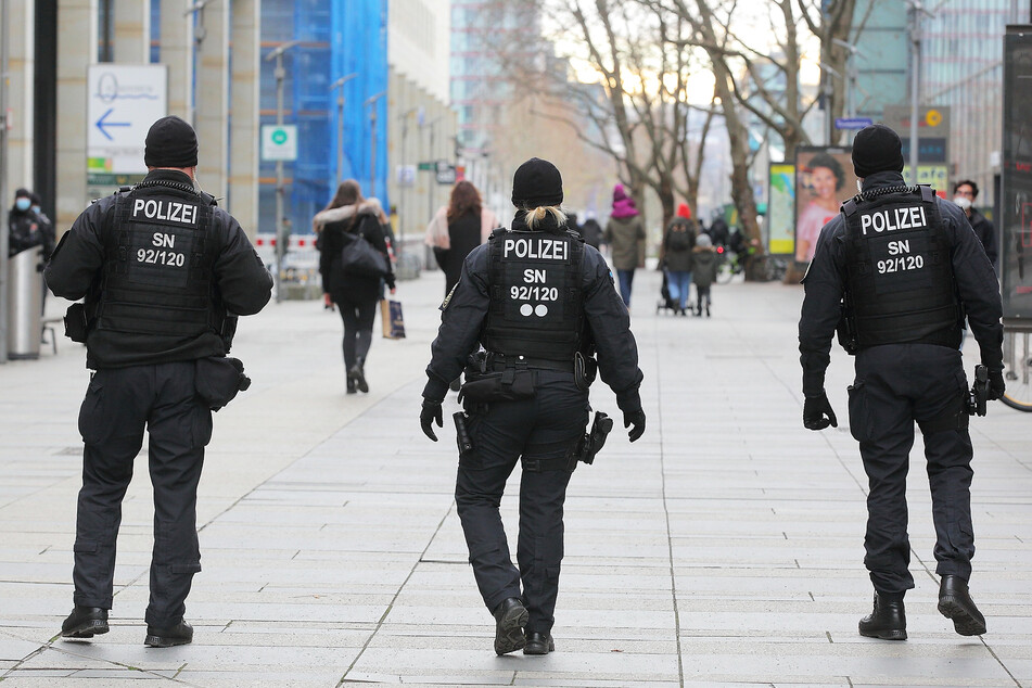 Die Polizei suchte auf der Prager Straße nach den Betrügern. Jetzt sind die Ermittler auf Hilfe aus der Bevölkerung angewiesen. (Symbolbild)