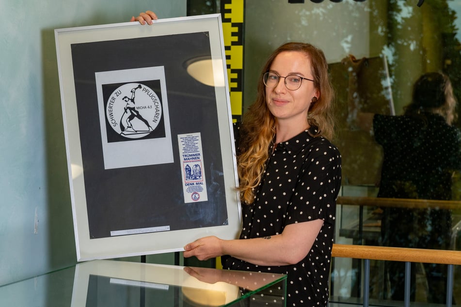 "Von gestern erzählen. Für morgen bewahren. 30 Jahre Frauenstadtarchiv Dresden": Kunsthistorikerin Friederike Berger (35) zeigt Ausstellungsstücke.