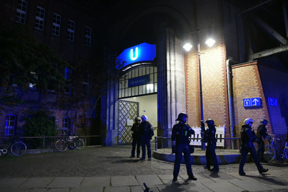Polizisten stehen vor dem Eingang zum U-Bahnhof Gleisdreieck.