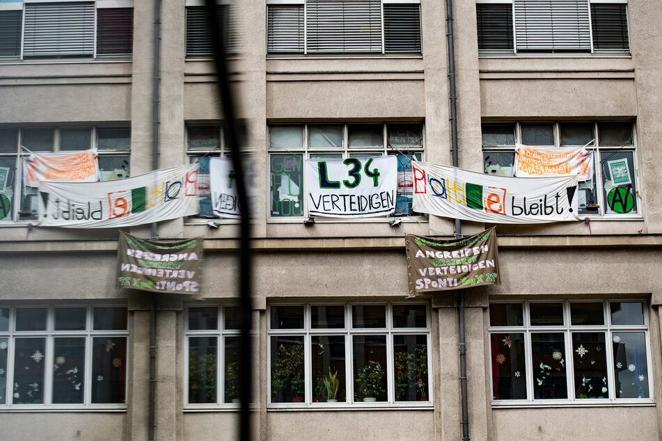 Transparente hängen an Fenstern eines Hauses, in dem das links-alternative Jugendzentrum "Potse" in Schöneberg untergebracht ist.