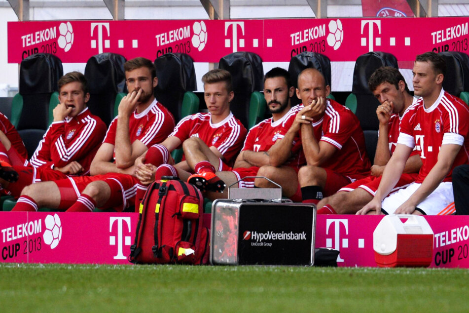 Patrick Weihrauch (l.) auf der Bayern-Bank neben Jan Kirchhoff, Mitchell Weiser, Diego Contento, Arjen Robben, Thomas Müller und Manuel Neuer. Da er 2012/2013 in Meisterschaft, Pokal und Champions League mindestens einmal im Kader war, darf sich Weihrauch Triple-Sieger nennen.