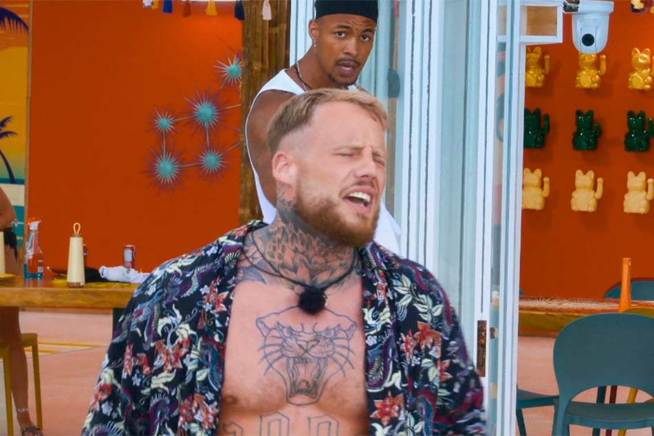 Jerry (30, vorn) gerät in einen heftigen Streit mit Meji (24).