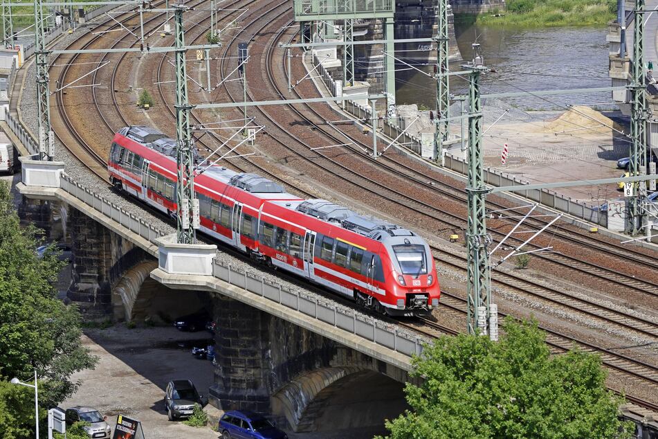 Diese kleinen Dreiteiler der Deutschen Bahn fahren zwischen Cottbus und Dresden-Neustadt. Sie bieten kaum Kapazität - erst recht nicht für ein Fußballspiel mit zahlreichen Fans. (Archivbild)