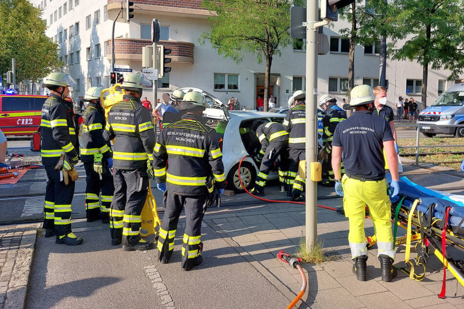 VW kracht in München mit Tram zusammen: Fahrerin eingeklemmt