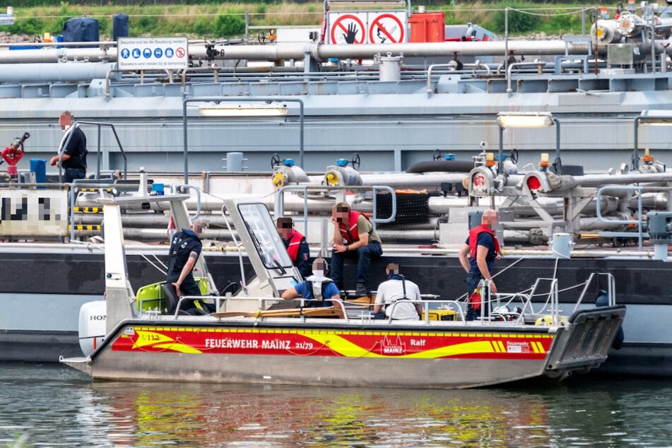 Durch den Einsatz von Tauchpumpen konnte das mit Salpetersäure beladene Tankschiff in Mainz stabilisiert werden.