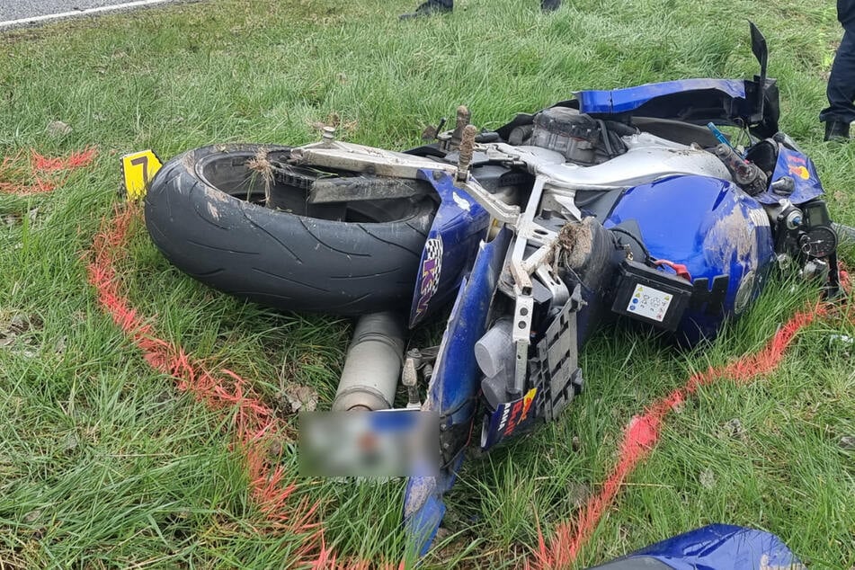 Motorradfahrer stirbt auf Flucht vor Polizeikontrolle bei schwerem Unfall