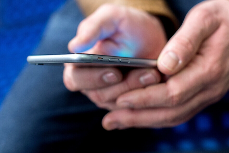 Abzocke per SMS! Eine Seniorin in Chemnitz ist auf eine Betrugsmasche reingefallen. (Symbolbild)