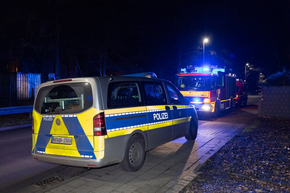Während die eingesetzten Beamten allesamt unverletzt blieben, wurde ein Tatverdächtiger mit lebensgefährlichen Verletzungen in eine Klinik gebracht.