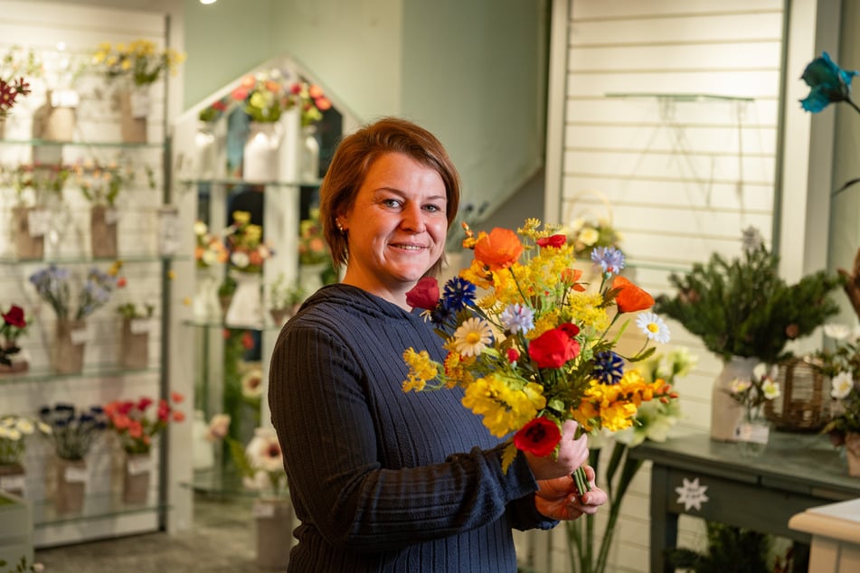 Lässt Blumen sprechen: Betriebsleiterin Lisa Schmidt (35) präsentiert einen Strauß Feld- und Wiesenblumen im Werksverkauf.
