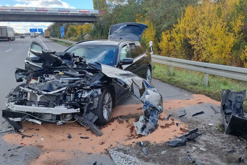 Die Folgen des Auffahrunfalls sind deutlich zu erkennen.