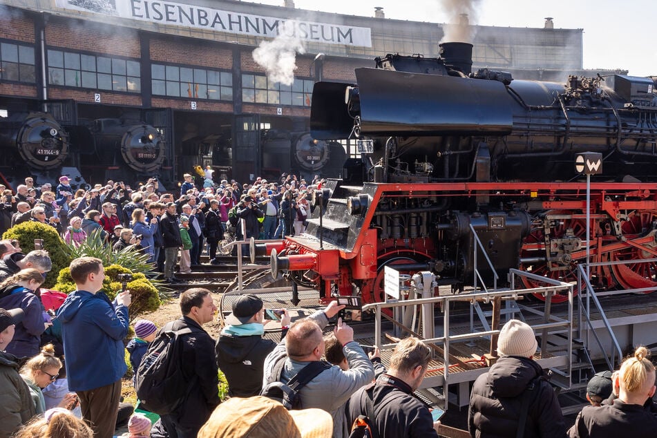 Dresden: Jede Menge Dampf: Dresdner Loktreffen lockt Besucher zu den Gleisen
