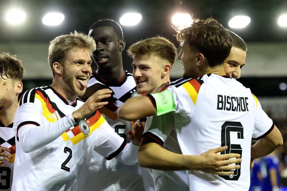 Die U21-Spieler jubeln über den Sieg gegen Griechenland: Innenverteidiger Joshua Quarshie (21, 2.v.l.) könnte in der kommenden Saison ein Adlerträger sein