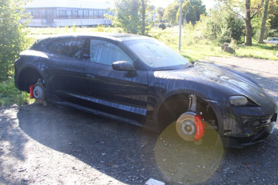 Am Sonntagmorgen wurde ein Autofahrer auf den aufgebockten Porsche samt fehlender Reifen aufmerksam.