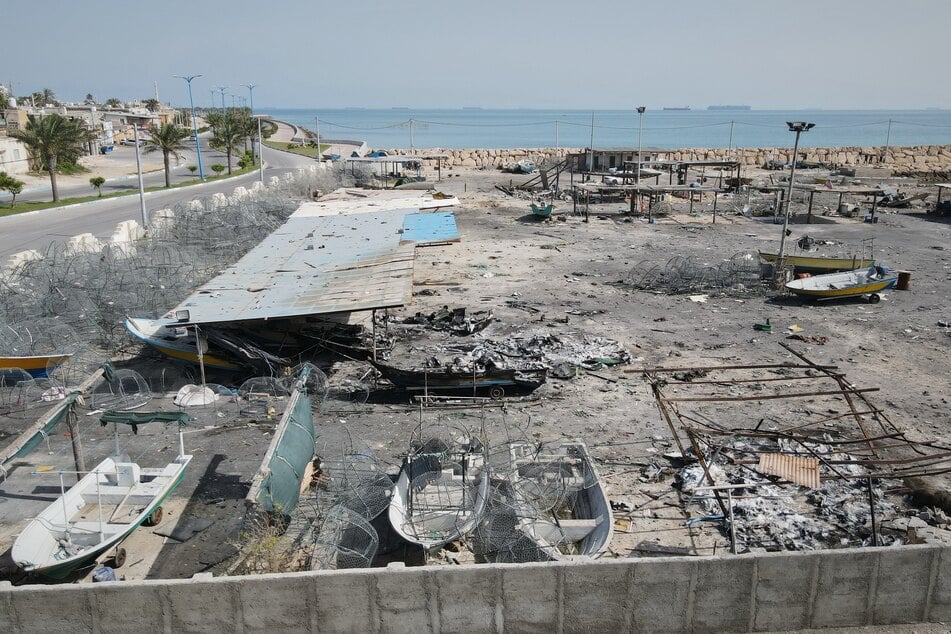 Schäden im Fischereihafen der in der Straße von Hormus gelegenen Insel Qeschm. Sie sollen nach Angaben lokaler Zeugen durch mehrere Luftangriffe im Rahmen der amerikanisch-israelischen Militäraktion verursacht worden sein.