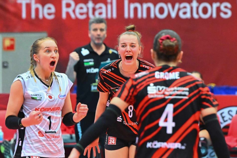 Jubel beim Dresdner SC nach dem klaren 3:0-Sieg: Patricia Nestler (24, v.l.), Jette Kuipers (23) und Emma Grome (23).