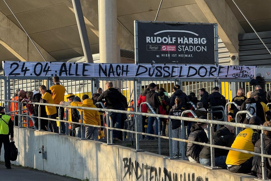 Ein Banner am RHS soll für die Auswärtsfahrt nach Düsseldorf mobilisieren.