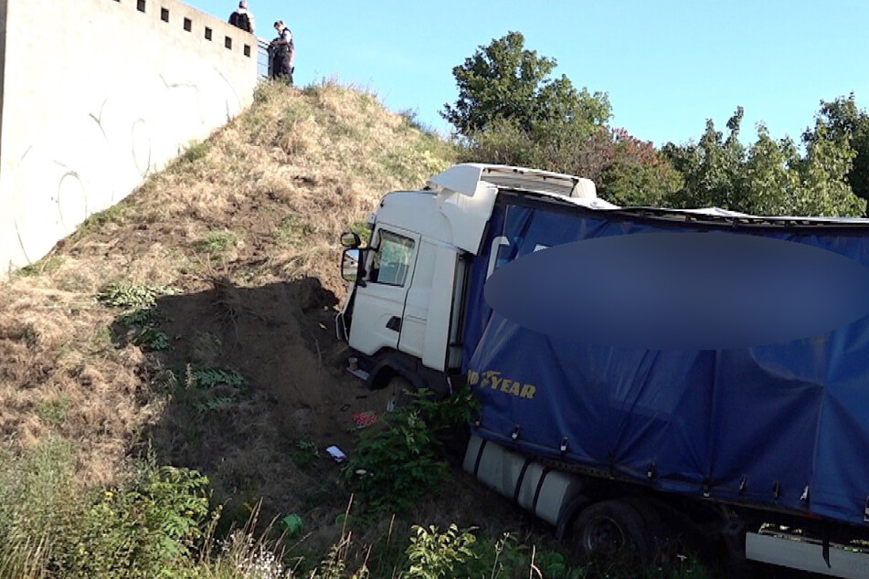 Der Lkw rauschte in eine Böschung.