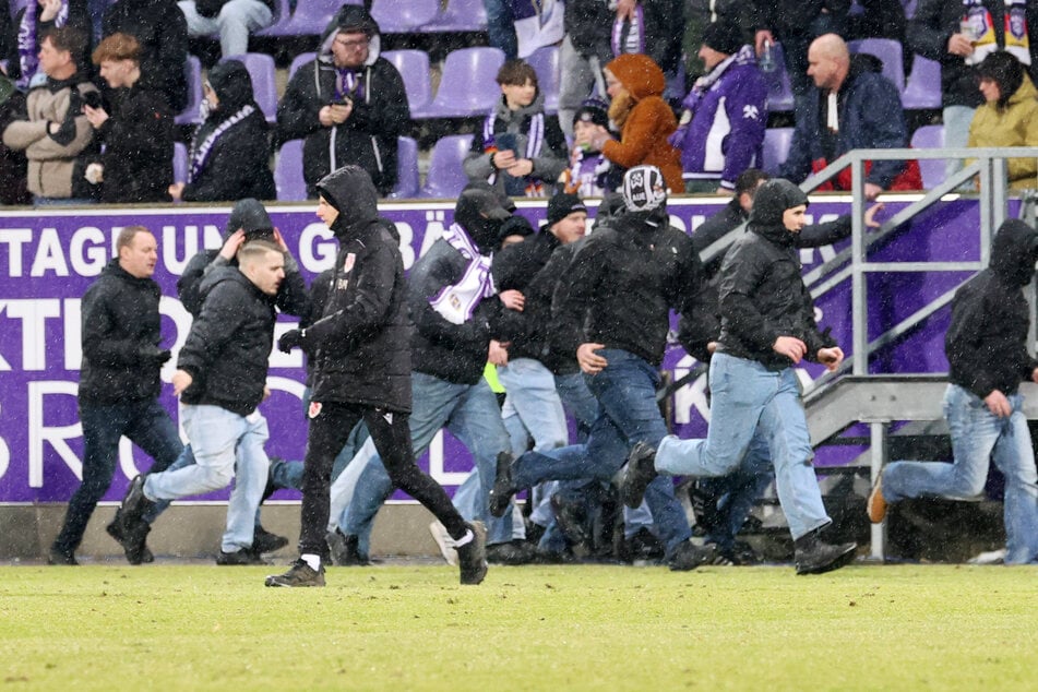Wegen des Platzsturms der Aue-Anhänger musste das Spiel unterbrochen werden.