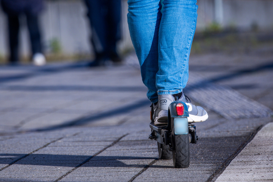 Zwei Männer auf einem E-Scooter sollen einen 52-Jährigen umgefahren und dann gegen den Kopf getreten haben. (Symbolbild)