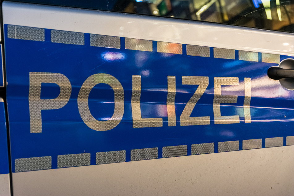 Auf der Autobahn: Typ baut Unfall und flüchtet zu Fuß, Polizei sucht Zeugen