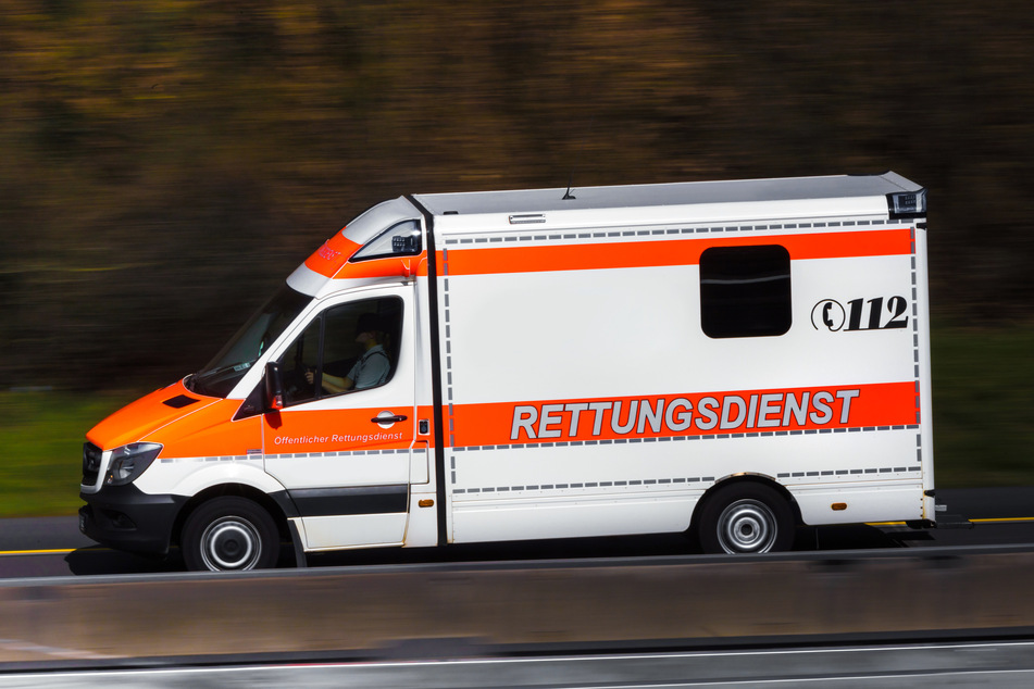 Ein Rettungswagen wurde in Starnberg kurzerhand von einem ungeduldigen Transporter-Fahrer umgeparkt. (Symbolbild)