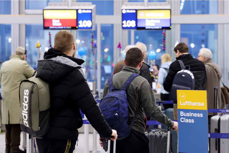 Am größten NRW-Flughafen in Düsseldorf waren am Mittwoch infolge des Lufthansa-Streiks 14 der 15 Abflüge annulliert worden waren.