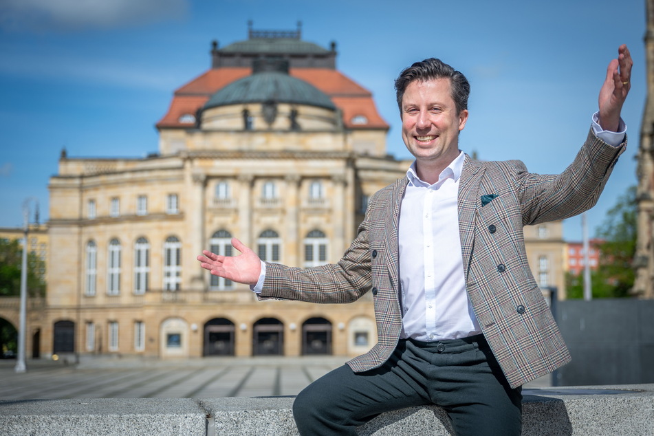 Der neue Generalmusikdirektor Benjamin Reiners (40) vor seiner künftigen Wirkungsstätte, der Oper Chemnitz.