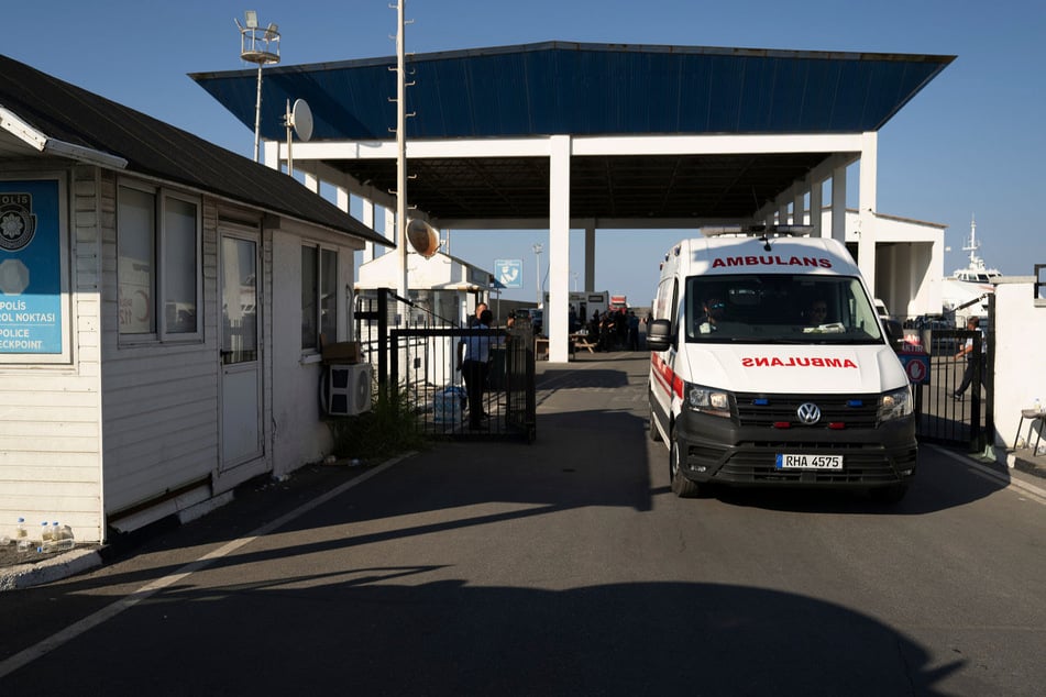 Kyrenia: Ein Krankenwagen verlässt den Hafen von Kyrenia im türkisch besetzten Norden Zyperns.