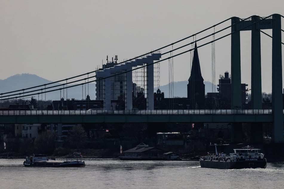 Im Rahmen von Bauarbeiten auf der Rodenkirchener Brücke hatten Mitarbeiter der Autobahnmeisterei den leblosen Körper im Rhein entdeckt.