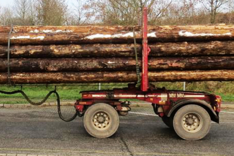 Bei Gindorf in der Eifel wurde ein mit mehr als zehn Tonnen überladener Holztransporter mit Reifenschaden aus dem Verkehr gezogen.