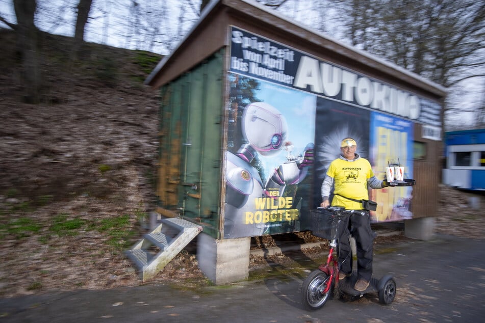 Wer Snacks und Getränke will, blinkt einfach: Dann kommt Autokino-Chef Andreas Osse (62) auf einem Roller oder Inlineskates angesaust.