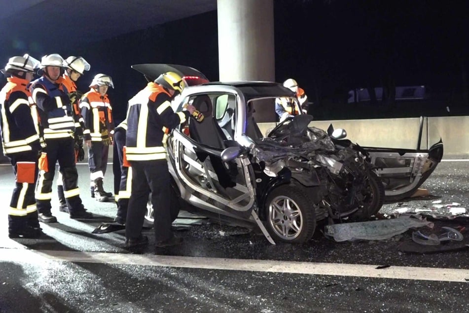 Unfall A7: Tödlicher Unfall auf der A7! Nicht angeschnallter Smartfahrer kracht in Lastwagen