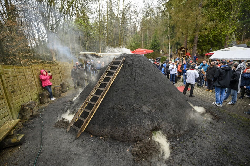 Die gesamte Woche über raucht nun der Meiler.