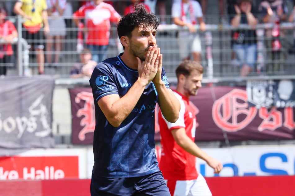 Chemnitzer Offensivspieler Domenico Alberico nach vergebener Torchance.