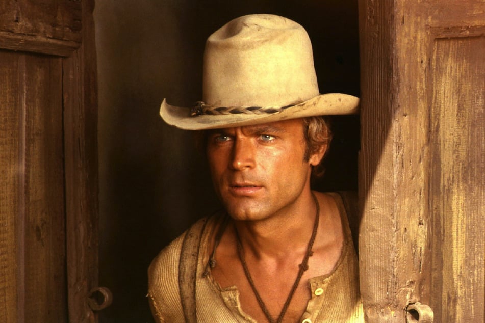 Heute haut er keinem mehr 'ne Delle in die Gewürzgurke: Film-Legende Terence Hill (85) lebte zwei Jahre lang in "Kuh-Lummsch".