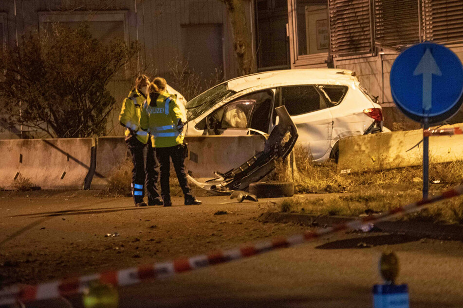 Kölner Polizei will betrunkenen Autofahrer stoppen, der flüchtet und kracht gegen Betonwand