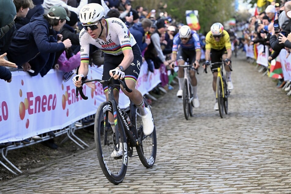 Tadej Pogačar (27) entschied das Radsport-Monument in Belgien bereits zum dritten Mal für sich. Jetzt drohen ihm allerdings rechtliche Konsequenzen.
