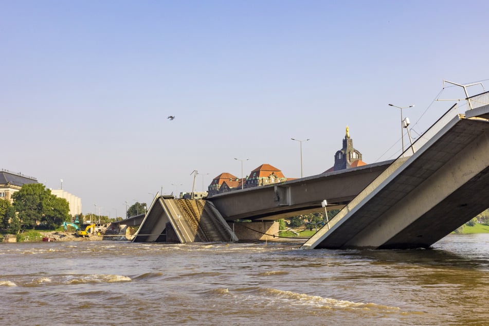 Das Elbehochwasser ist derzeit noch zu hoch, um mit den Abrissarbeiten beginnen zu können.