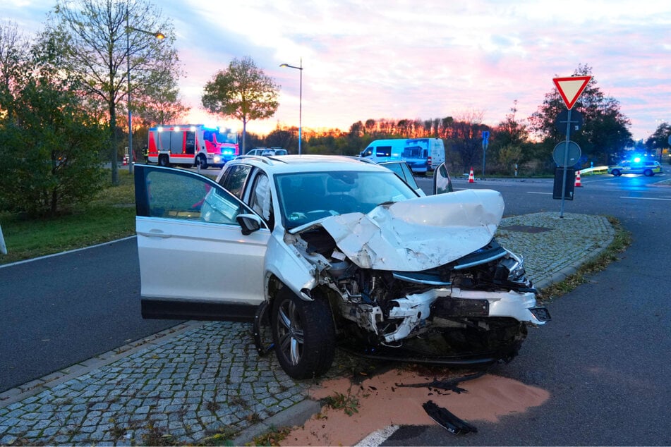 Nicht nur der VW hat schwere Schäden davongetragen.