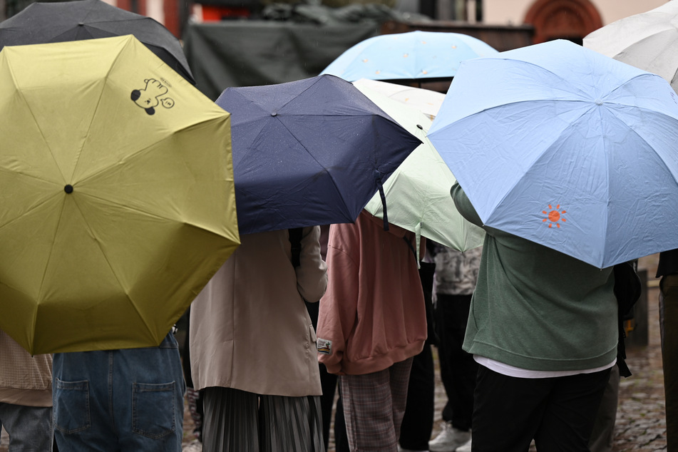 In Hessen sollte der Regenschirm in den kommenden Tagen zum treuen Begleiter werden. (Symbolfoto)