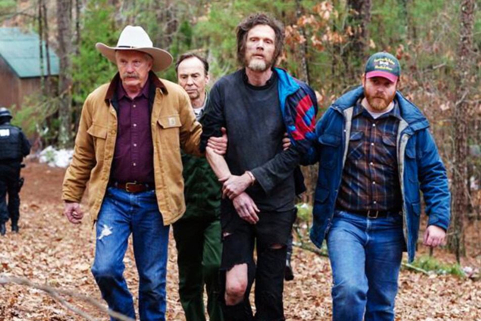 Theodore "Ted" John Kaczynski (vorne-mittig, Paul Bettany) ist der sogenannte "Unabomber", der die USA viele Jahre lang in Atem hielt.