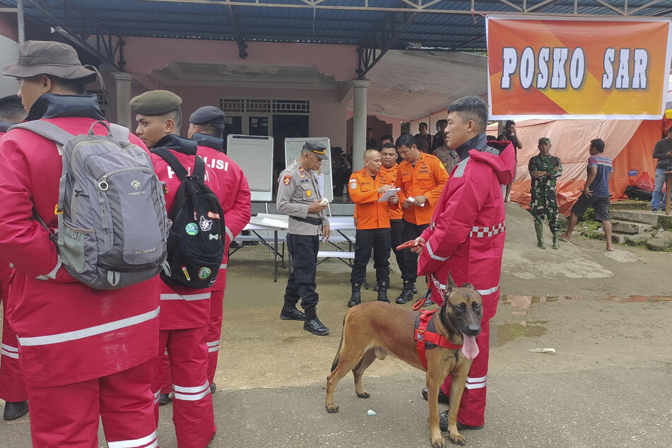 Ein Erdrutsch verschüttet Dutzende Bergarbeiter auf Sulawesi.