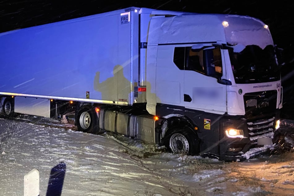 Sattelschlepper rutscht auf glatter Straße in Graben: Bundesstraße für Stunden gesperrt
